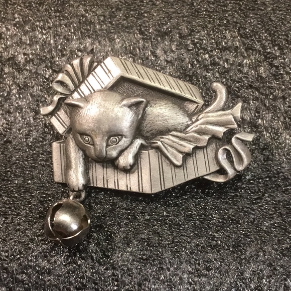 Vintage JJ Jonette Cat in Gift Box Playing with Bell Pewter Pin Brooch - Picture 2 of 12
